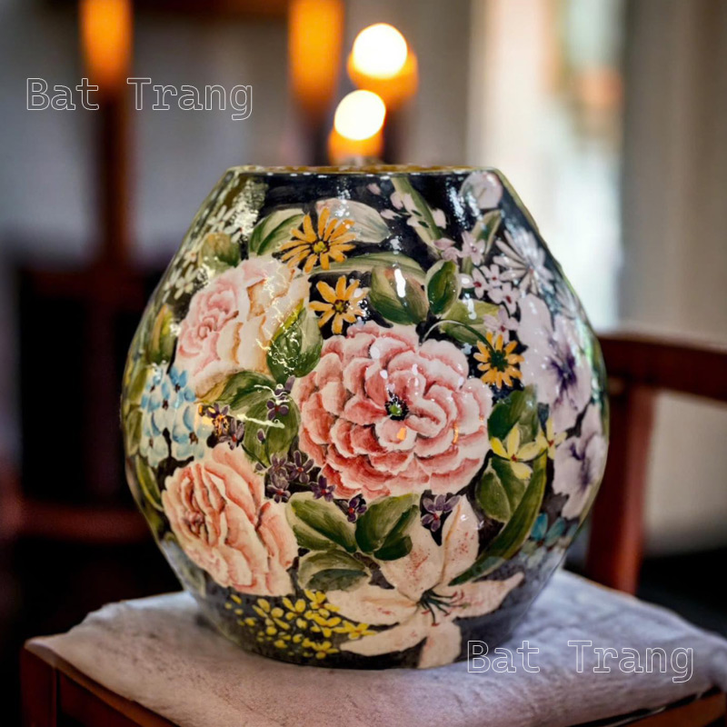 Bat Trang Round Vase – Compact, Bold Floral Reliefs