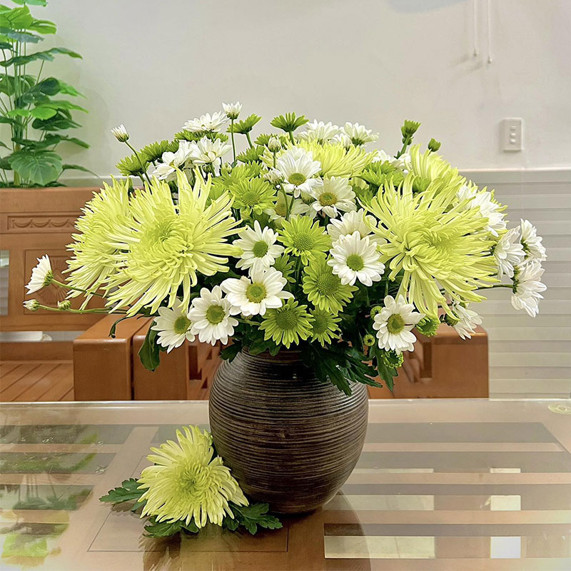 Round-Brown-Ceramic-Vase-with-Horizontal-Grain-with-Daisy