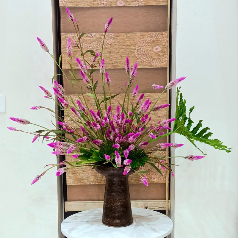 Round-Brown-Ceramic-Vase-with-Horizontal-Grain-with-Flower
