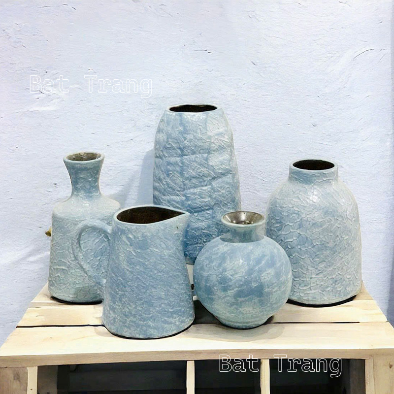 Cozy room decor using an elegant light blue vas