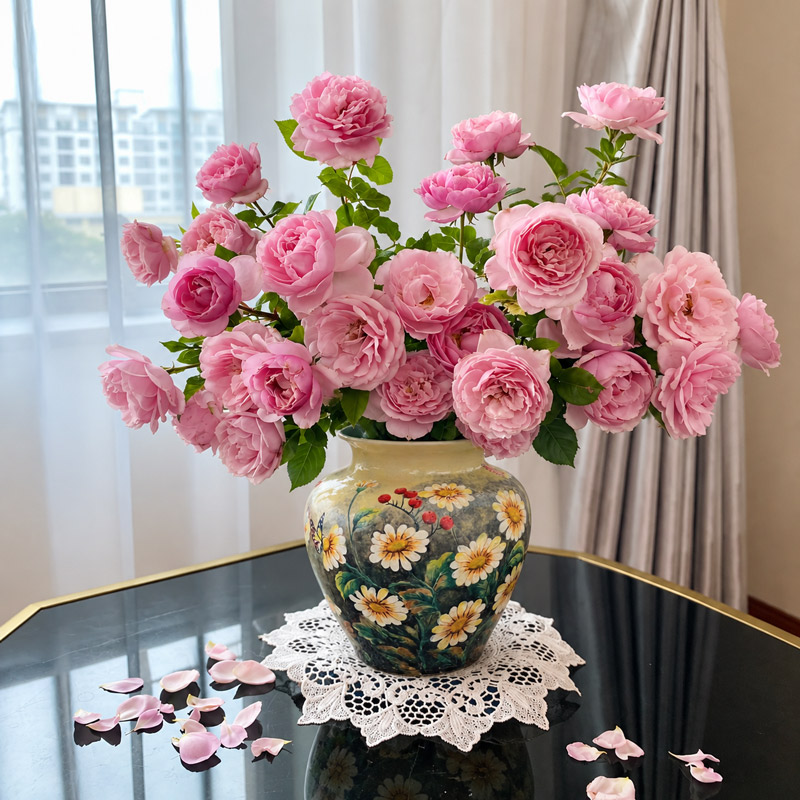 Daisy Ceramic Vase with a Lush Pink Rose Bouquet
